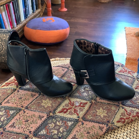 Super comfy black half boot. 7 wide - Picture 3 of 7